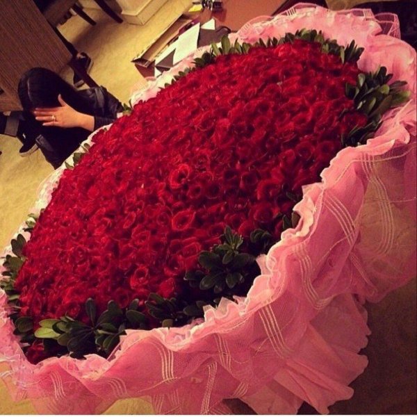 девушка с огромным букетом роз