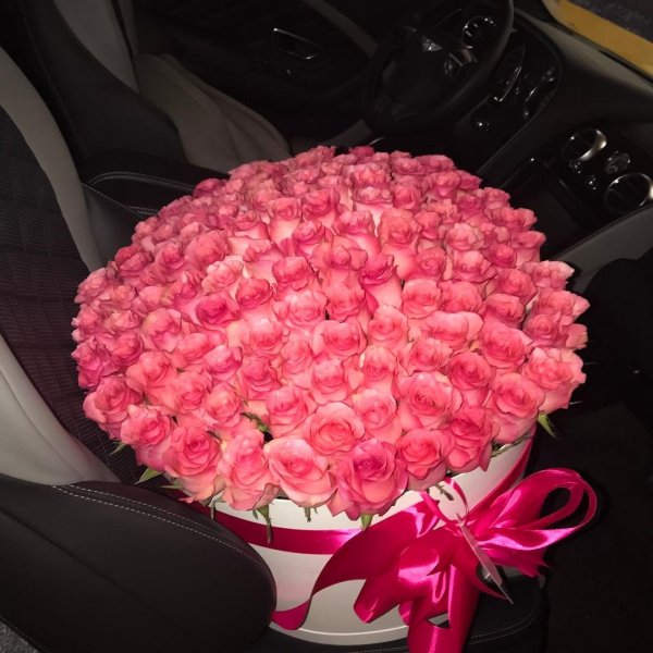 розы в шляпной коробке