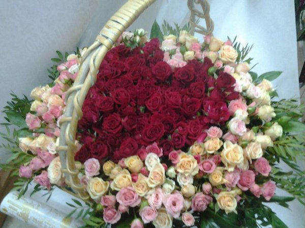 розы в корзине