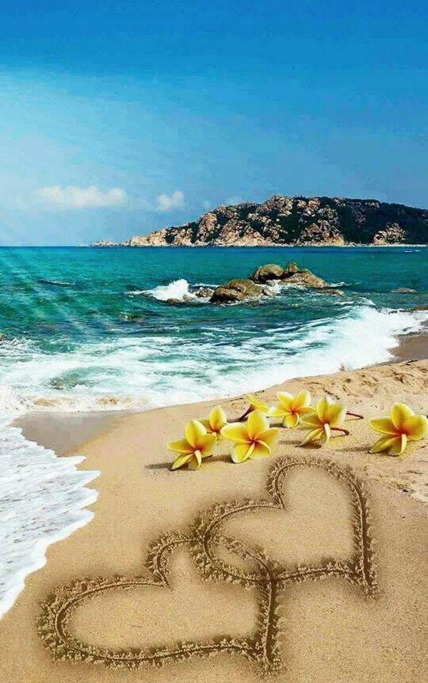 сердечко на песке у моря