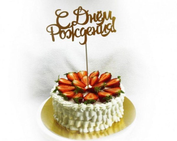 украшение торта клубникой