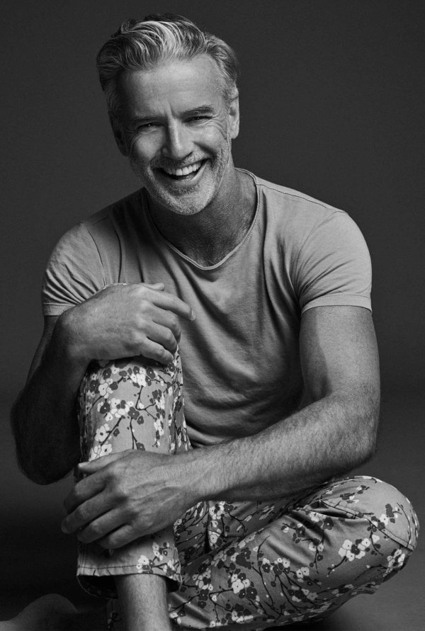 седые волосы мужчины