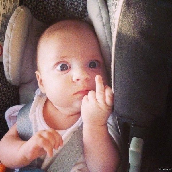 ребенок показывает фак