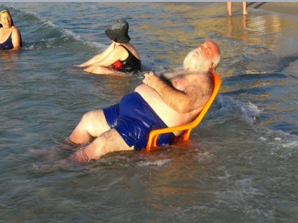 старики на пляже