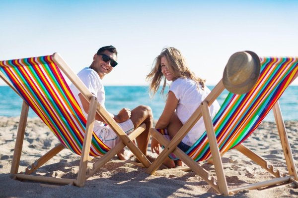 лежаки на пляже