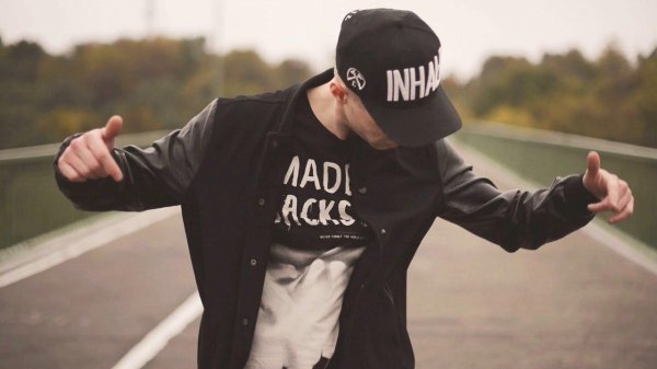 парень в кепке