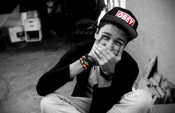 парень в бейсболке