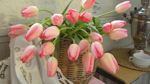 букет тюльпанов в вазе
