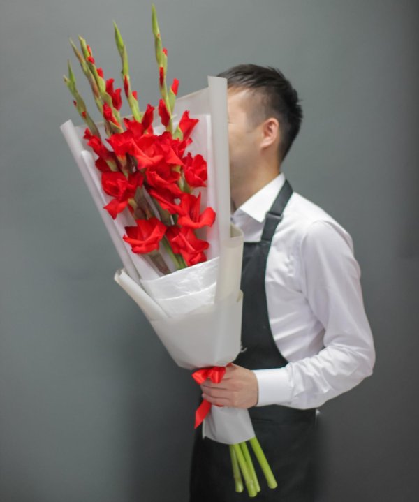 С цветами букеты гладиолусы