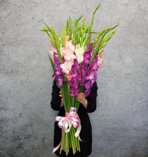 стильные букеты с гладиолусами
