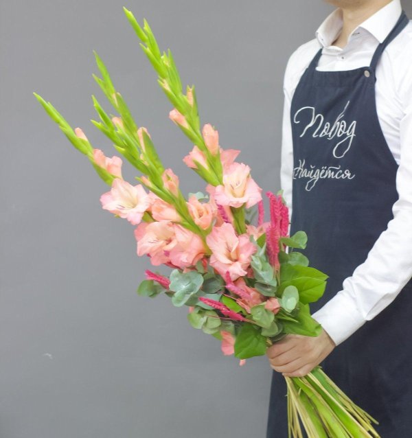 стильные букеты с гладиолусами