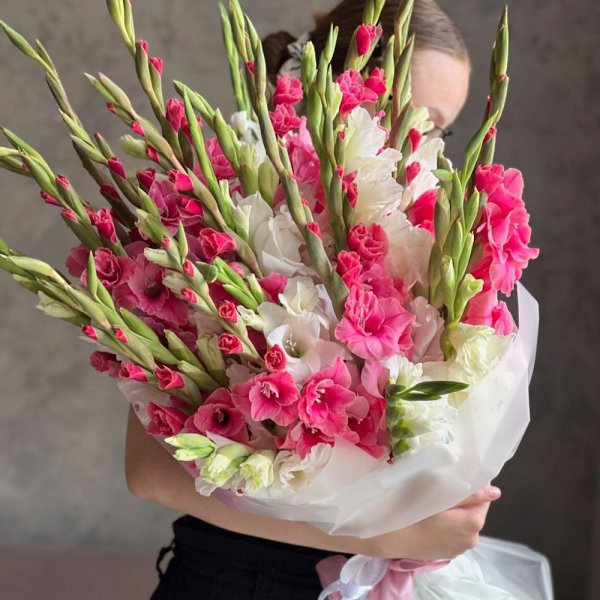 стильные букеты с гладиолусами