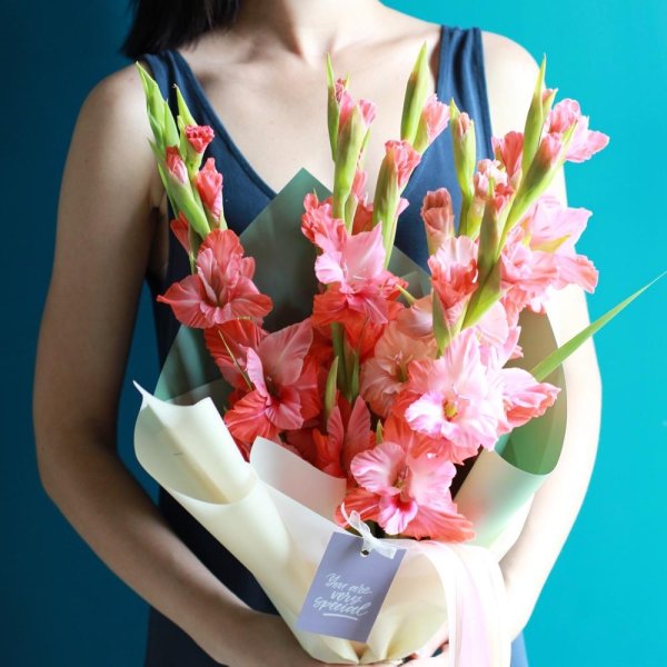 стильные букеты с гладиолусами