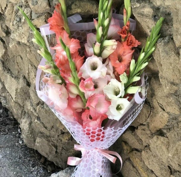 стильные букеты с гладиолусами