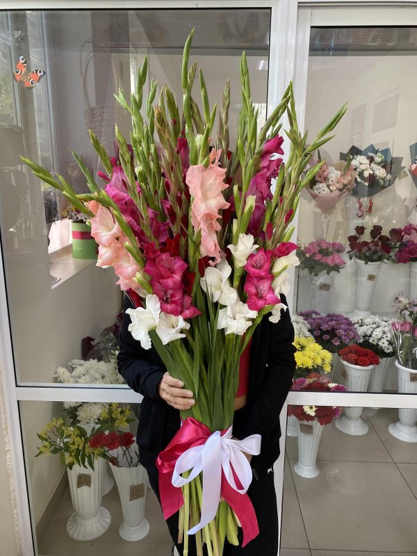 стильные букеты с гладиолусами