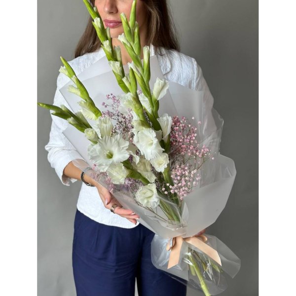 букет белых гладиолусов