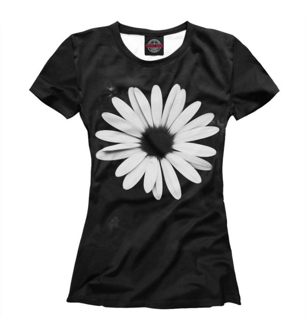 на чёрной футболке и цветы