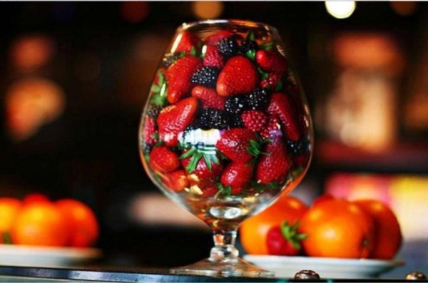 ягоды в бокале
