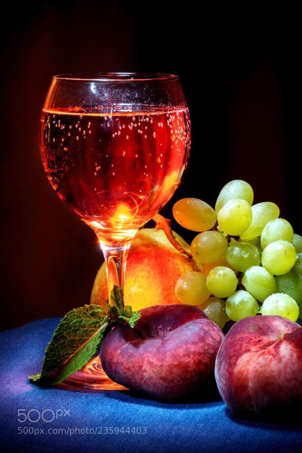 бокал вина и фрукты