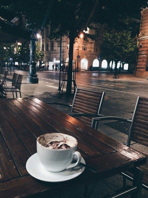 столик в кафе