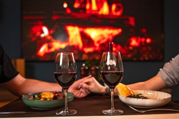 камин и вино