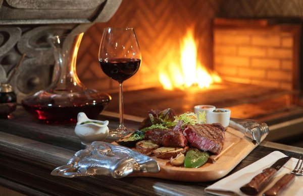 стейк и вино
