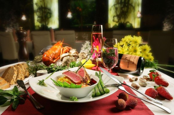 стол с едой