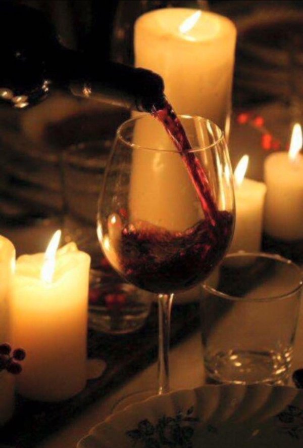 красное вино в бокале