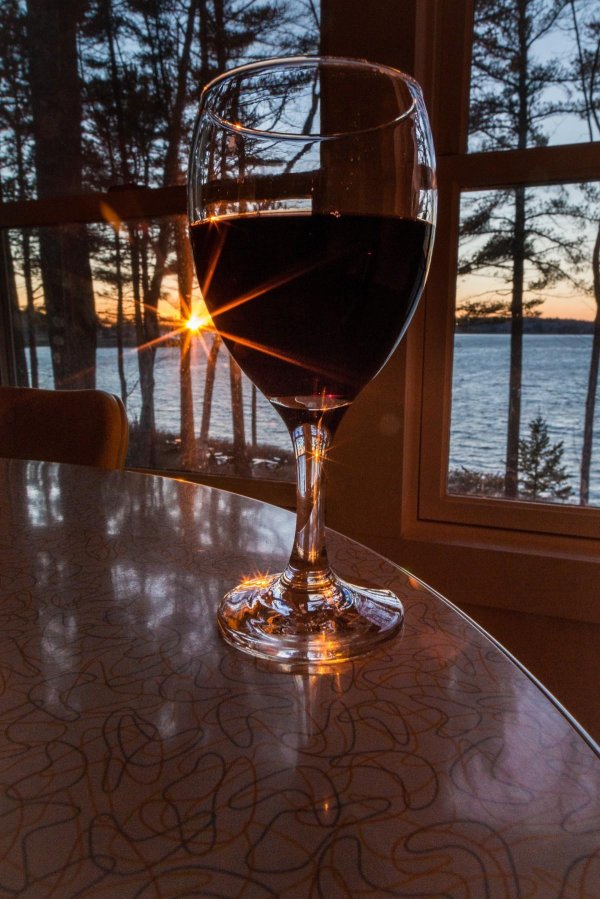 бокал на столе