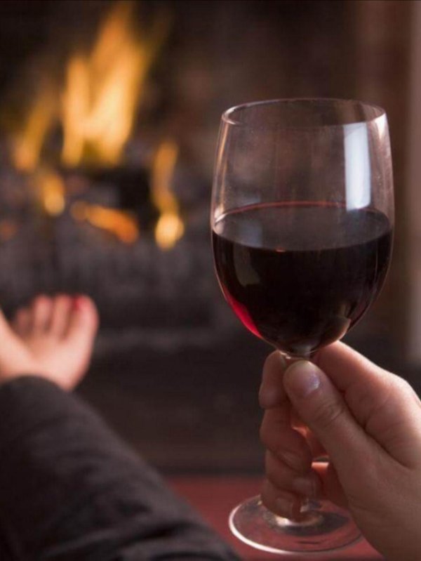 вино в руке