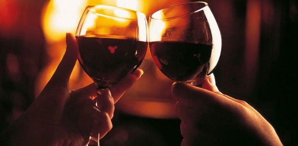 чокаться бокалами