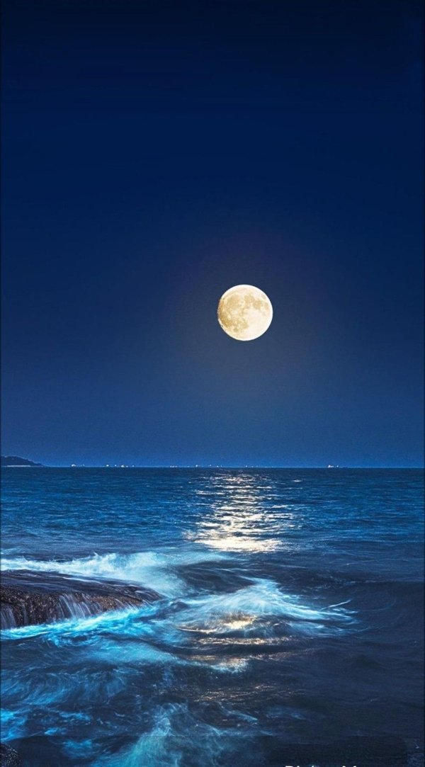 луна над морем