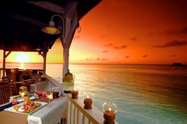 ресторан на берегу моря