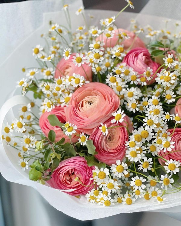 композиции в коробках из ранункулюсов