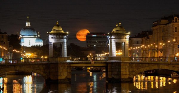 огромная луна над питером