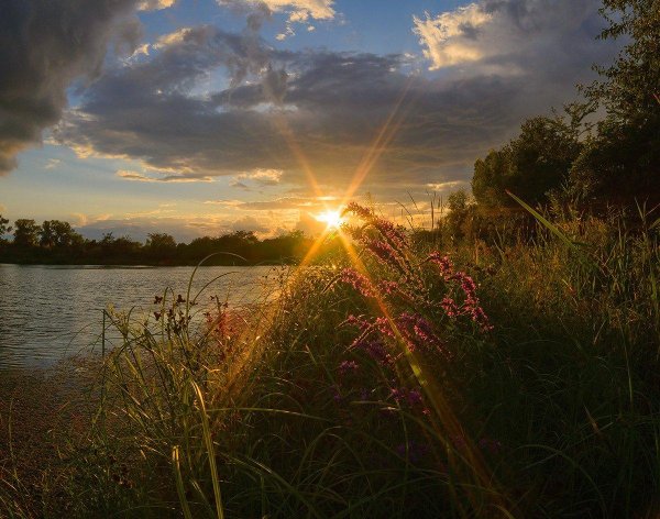 закат над рекой