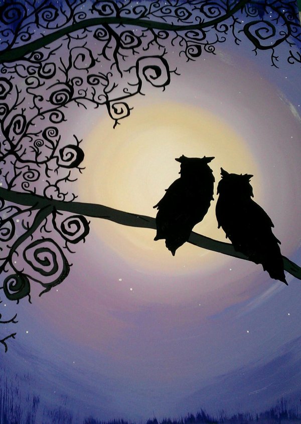 на фоне луны