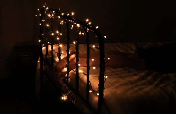 украсить комнату гирляндой