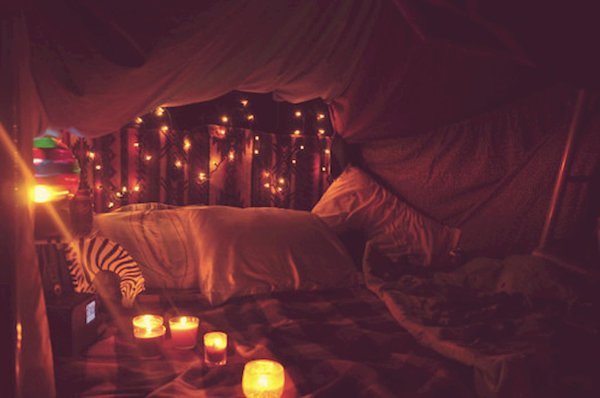 комната с гирляндами