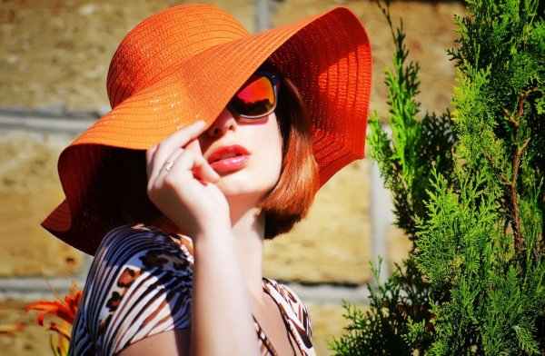 женщина в шляпке