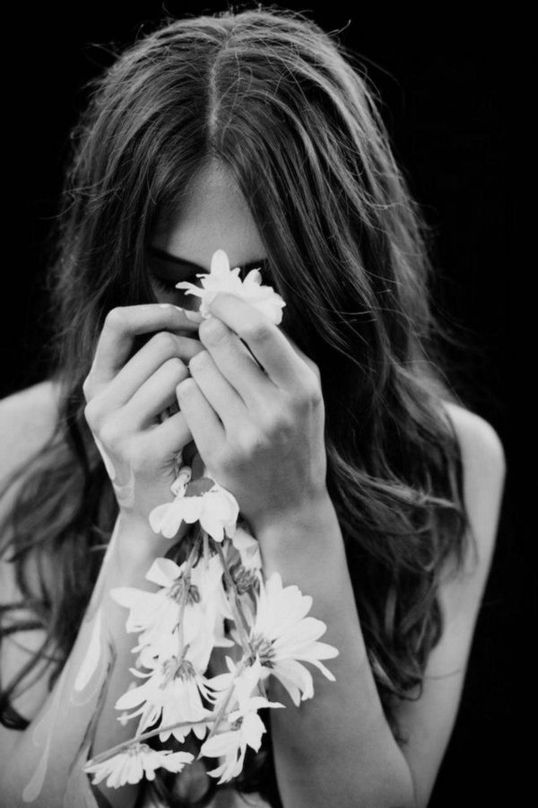 цветы в руках у девушки