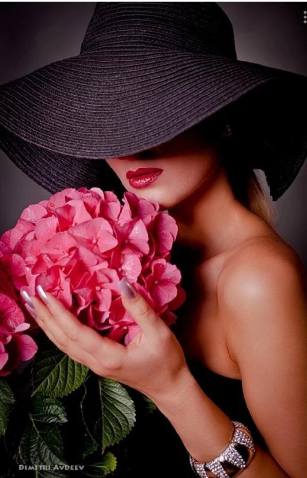 женщина в шляпе