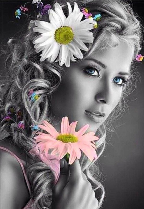 блондинка с ромашками