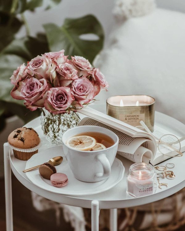 красивый завтрак с цветами