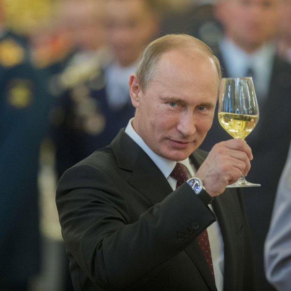 владимир путин с бокалом