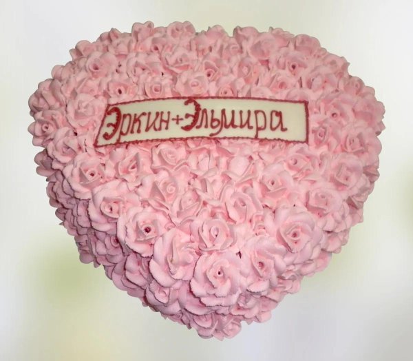сердце из роз на торте