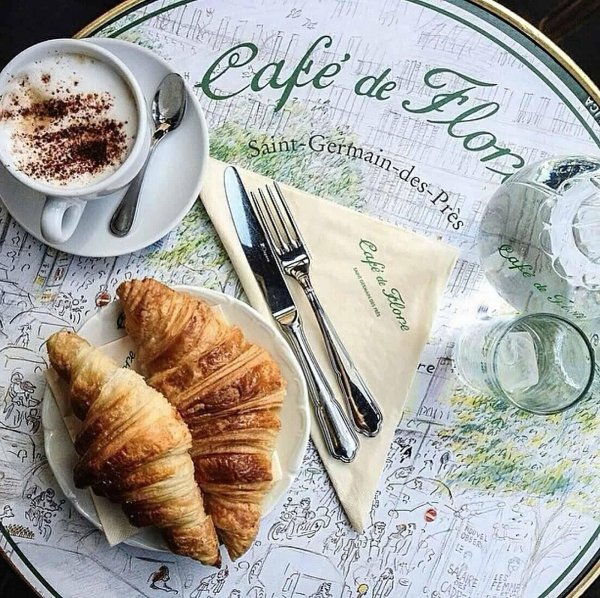 cafe et croissant francais