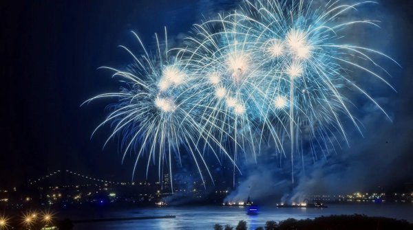 поздравляем салют