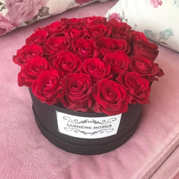 розы в шляпной коробке