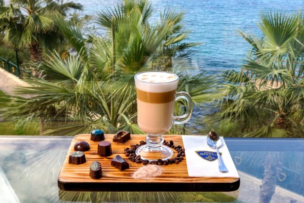 кофе на берегу моря